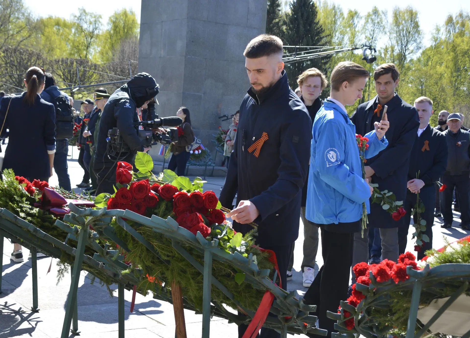 На Пискаревском мемориальном кладбище почтили память погибших во время Великой Отечественной войны