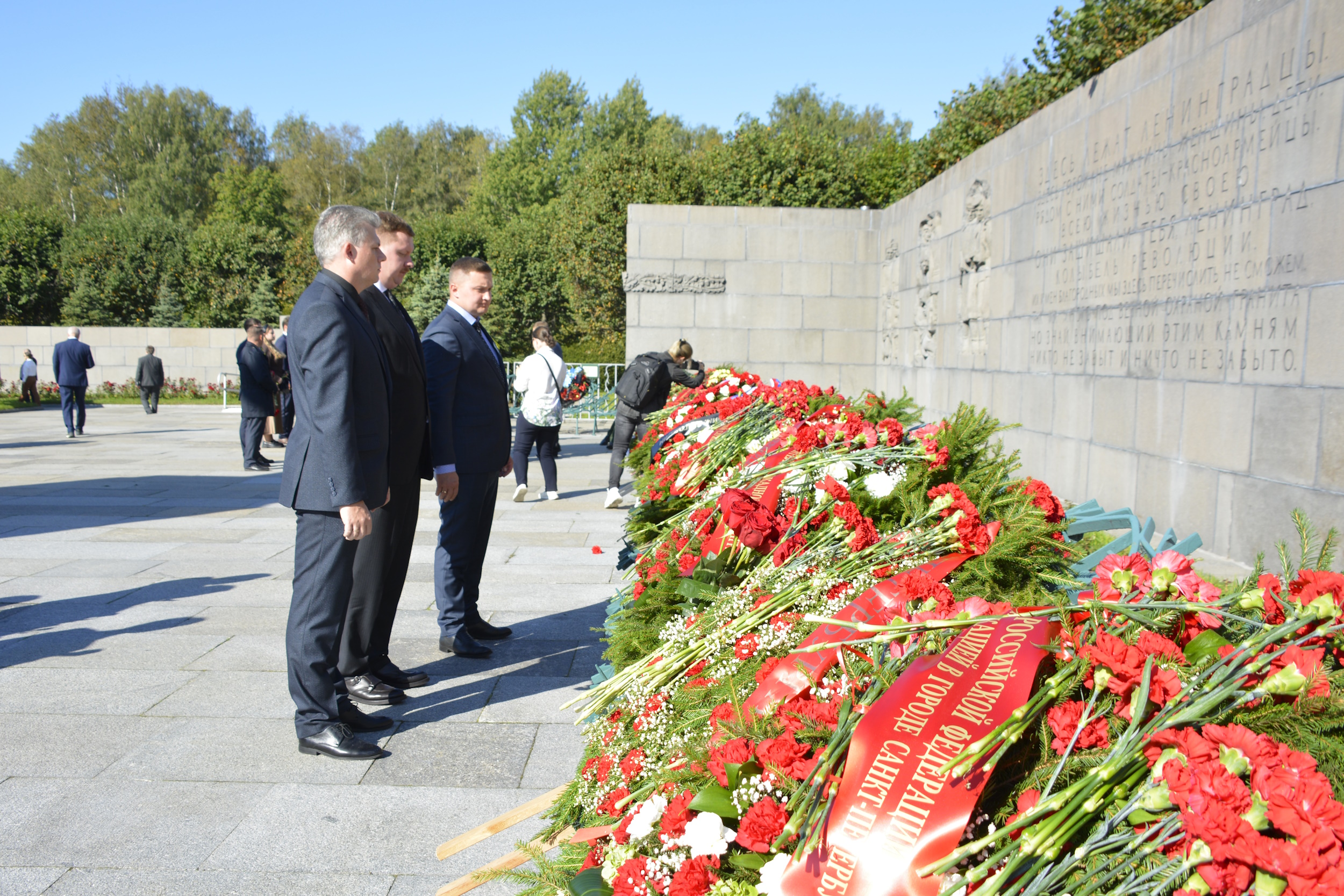 Ленинградский день памяти: на Пискаревском мемориальном кладбище почтили память жертв блокады