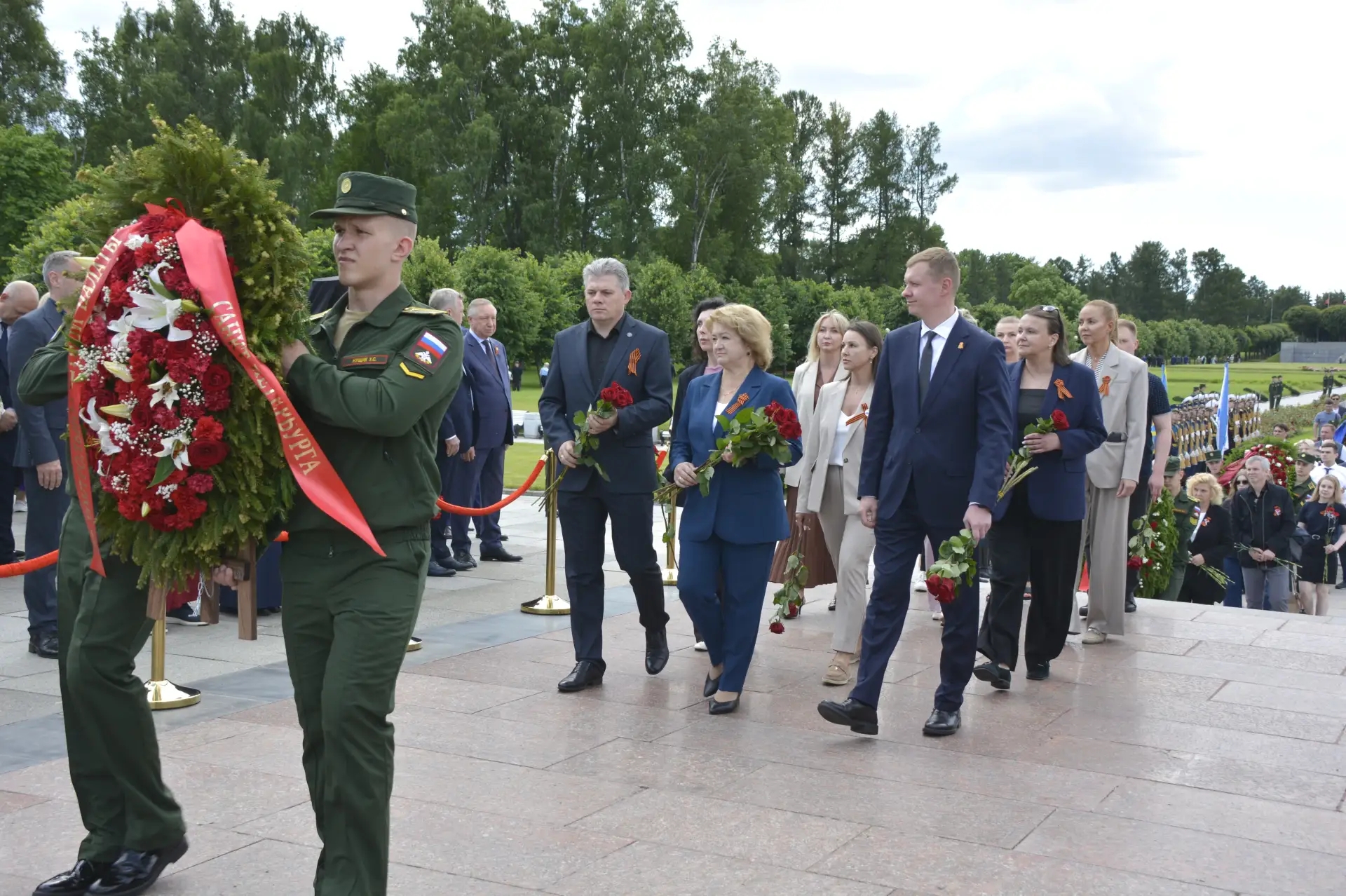 На Пискаревском мемориальном кладбище Санкт-Петербурга состоялась торжественно-траурная церемония, посвященная Дню памяти и скорби