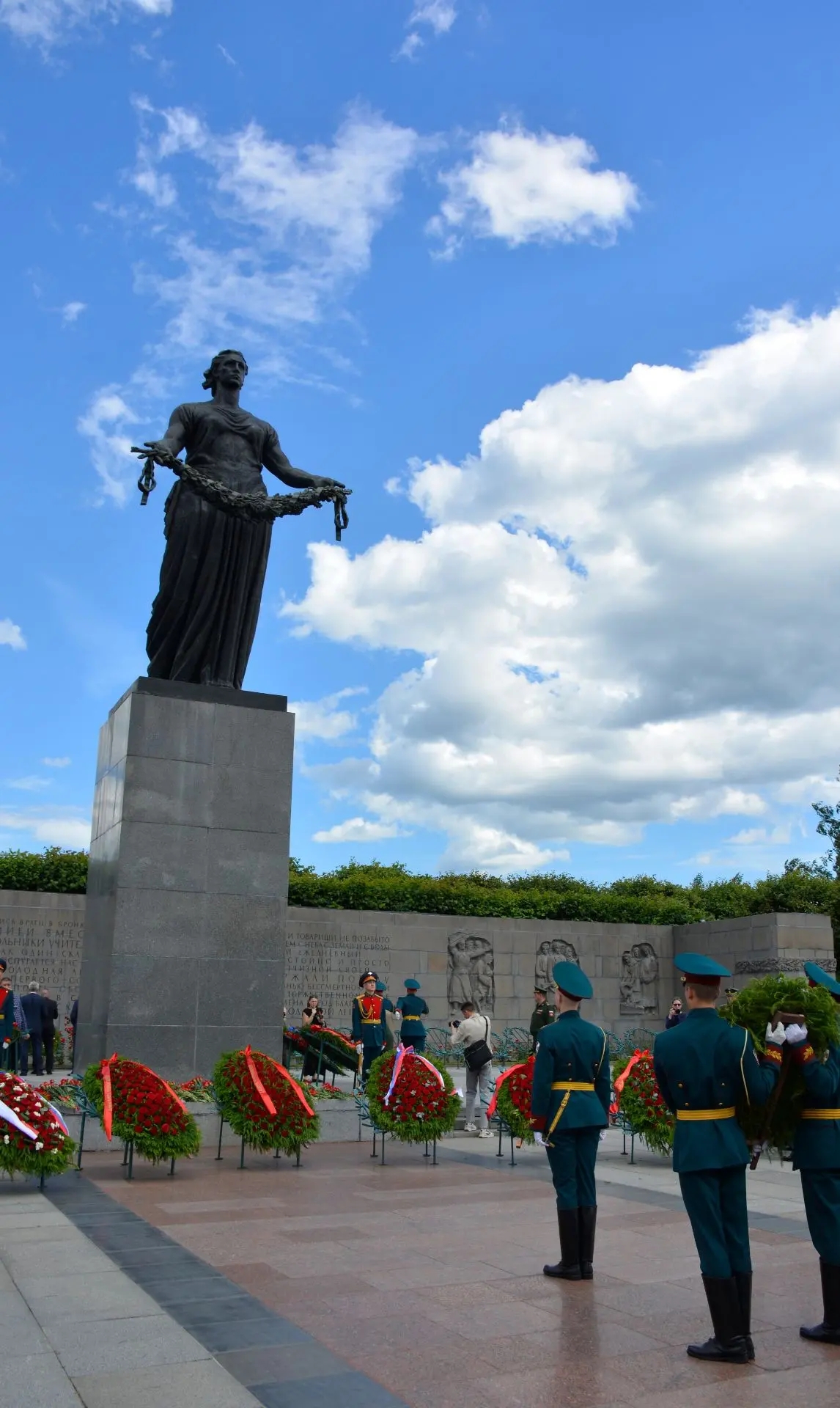 На Пискаревском мемориальном кладбище Санкт-Петербурга состоялась торжественно-траурная церемония, посвященная Дню памяти и скорби
