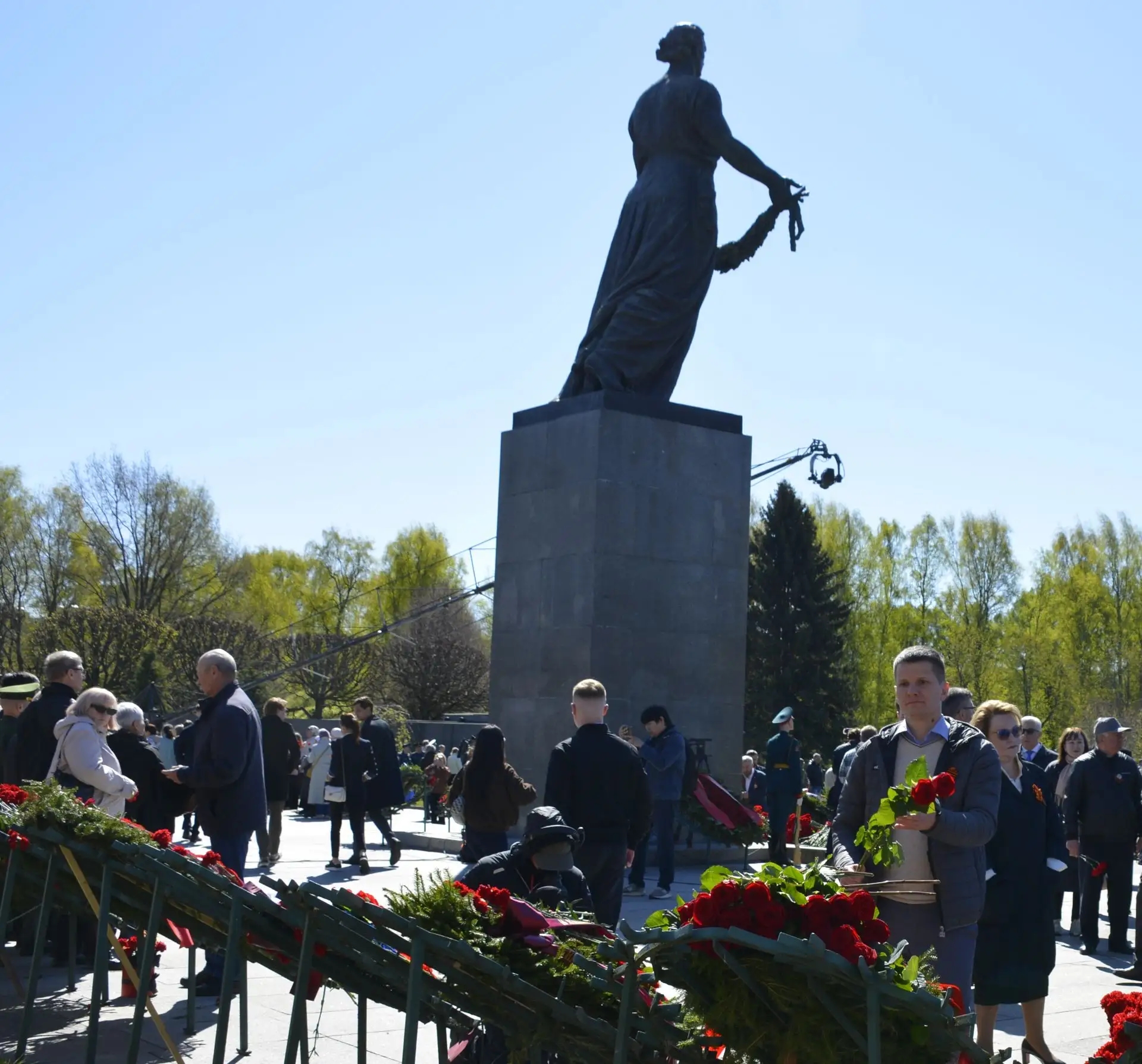 На Пискаревском мемориальном кладбище почтили память погибших во время Великой Отечественной войны