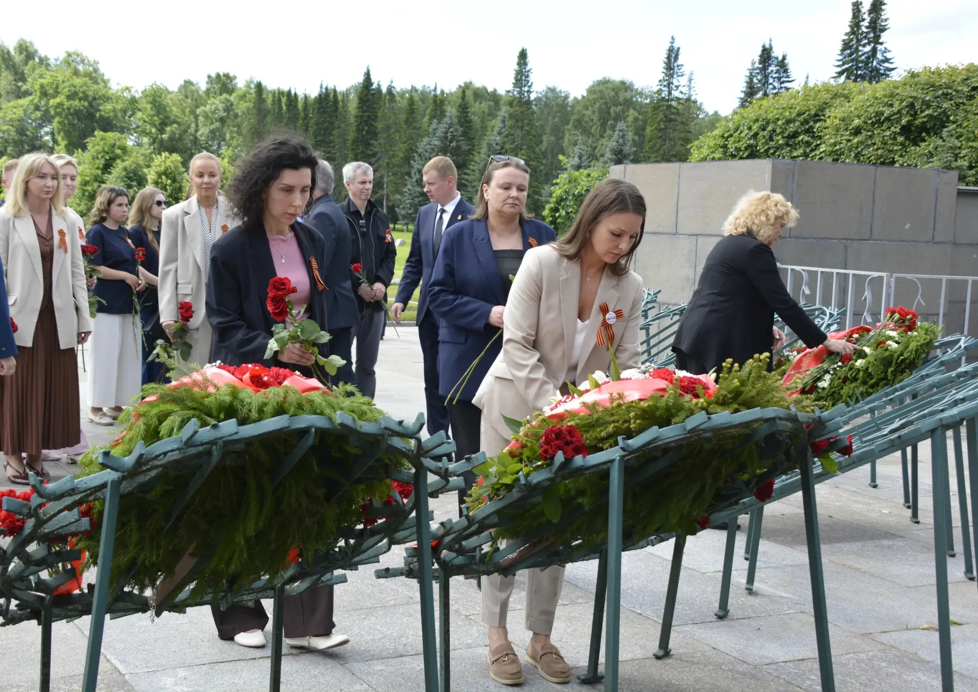 На Пискаревском мемориальном кладбище Санкт-Петербурга состоялась торжественно-траурная церемония, посвященная Дню памяти и скорби