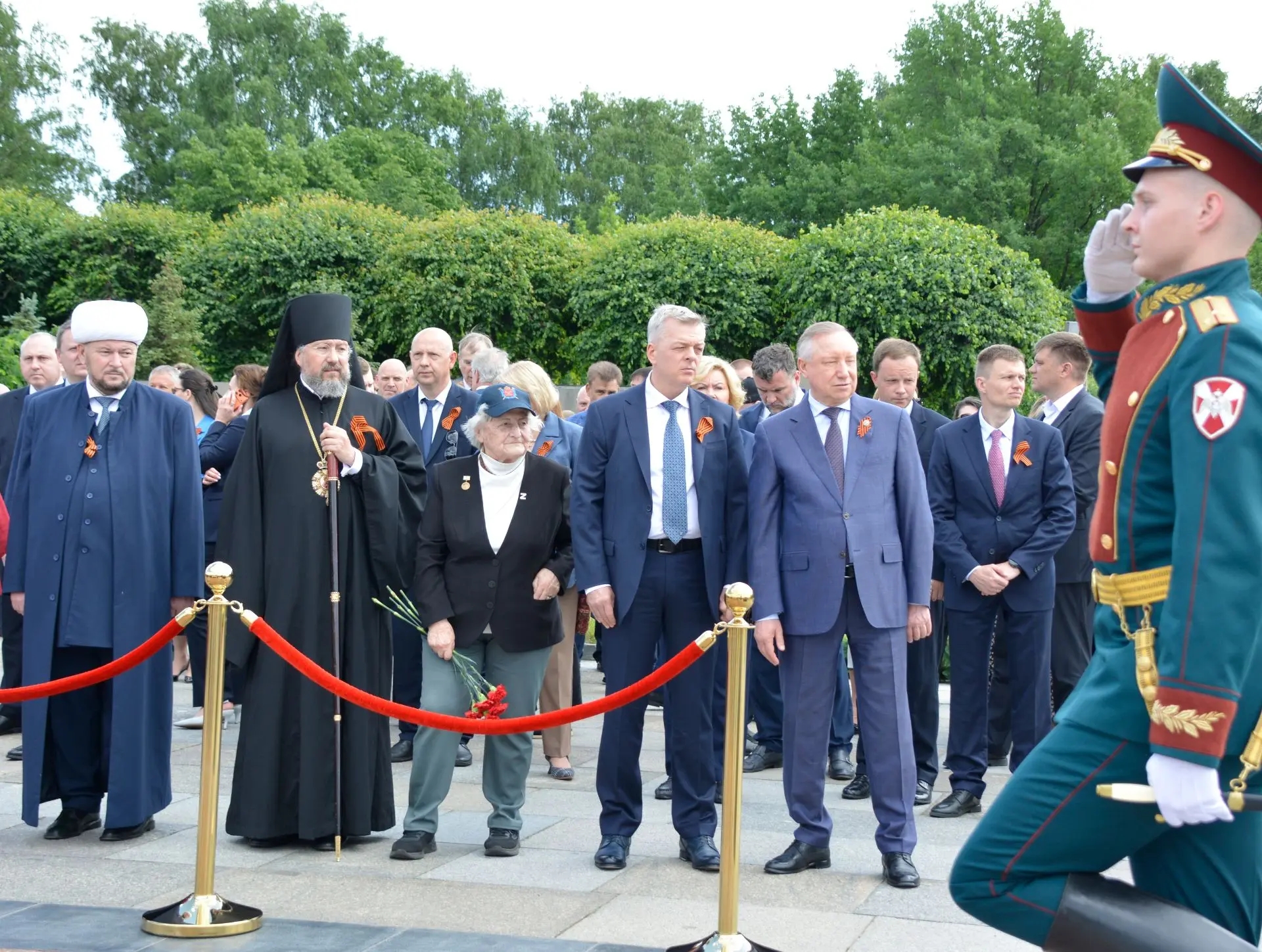 На Пискаревском мемориальном кладбище Санкт-Петербурга состоялась торжественно-траурная церемония, посвященная Дню памяти и скорби