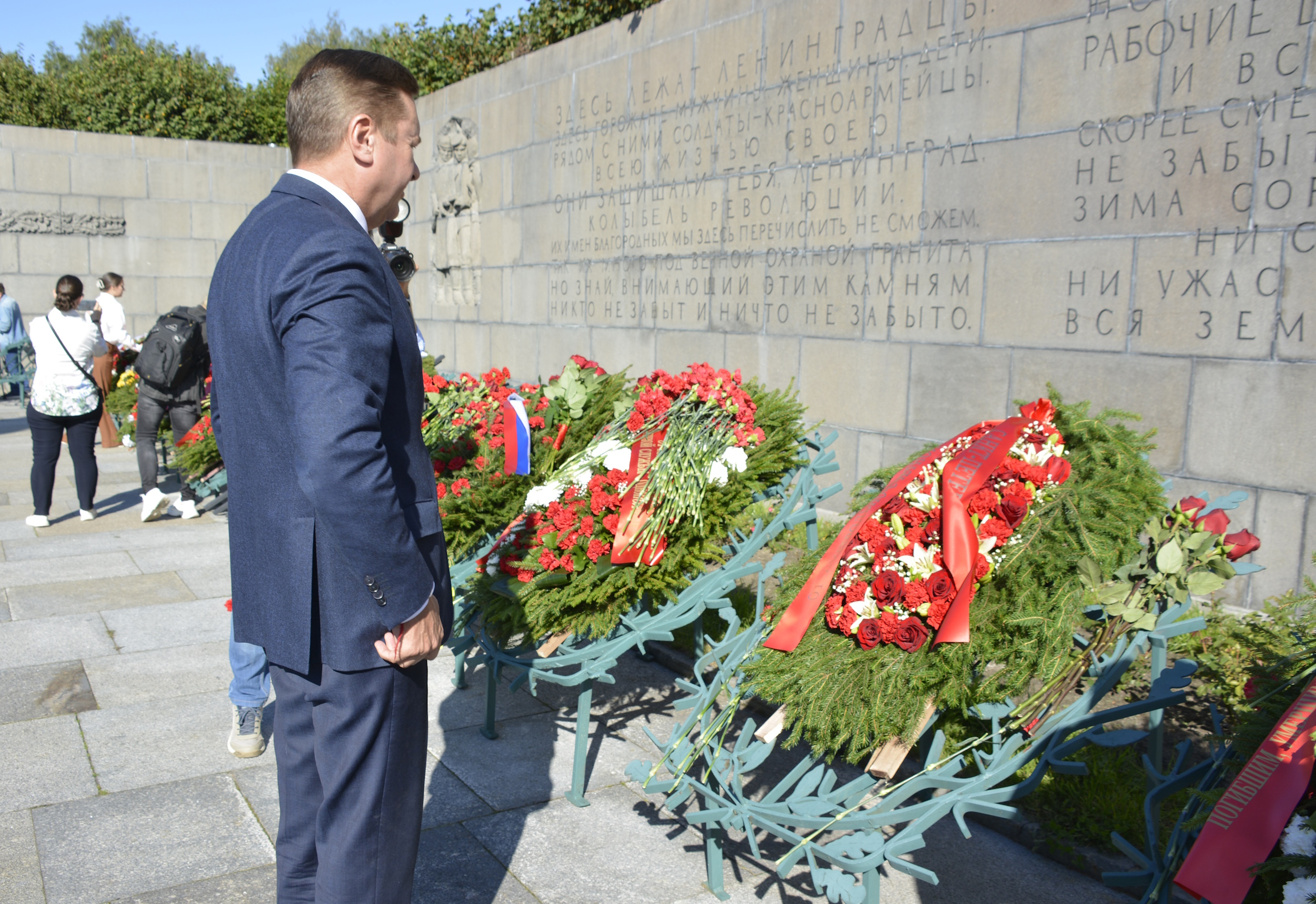 Ленинградский день памяти: на Пискаревском мемориальном кладбище почтили память жертв блокады