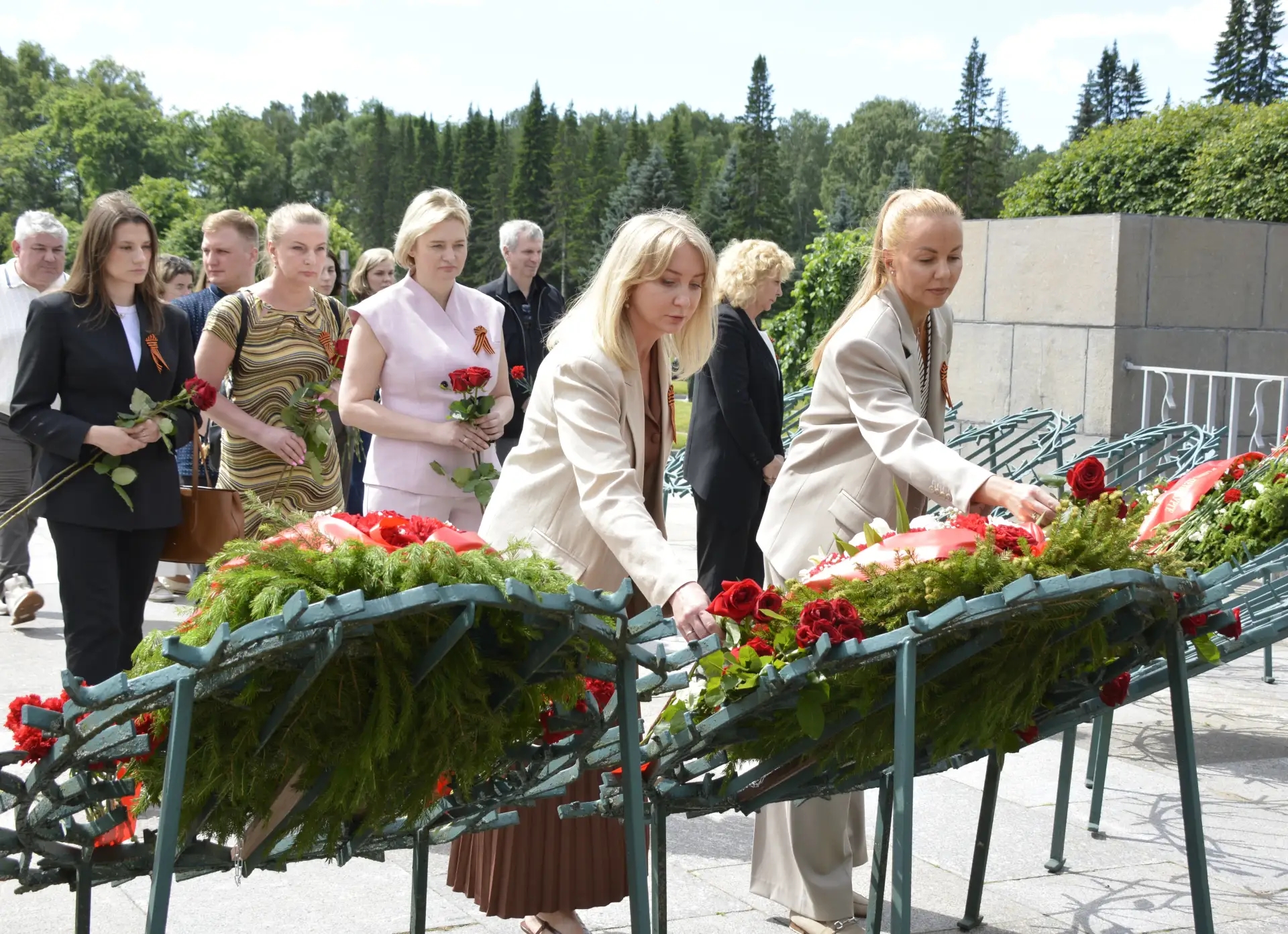 На Пискаревском мемориальном кладбище Санкт-Петербурга состоялась торжественно-траурная церемония, посвященная Дню памяти и скорби