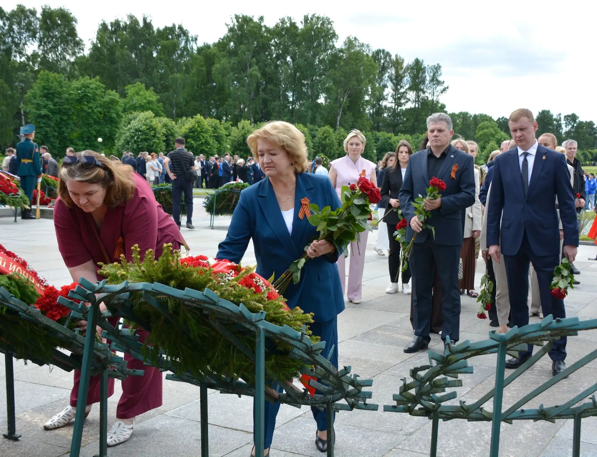 На Пискаревском мемориальном кладбище Санкт-Петербурга состоялась торжественно-траурная церемония, посвященная Дню памяти и скорби