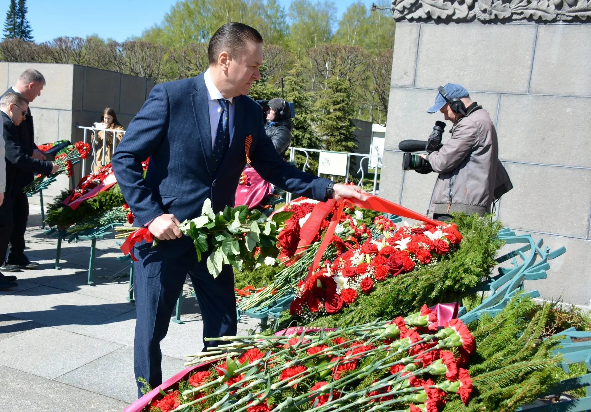 На Пискаревском мемориальном кладбище почтили память погибших во время Великой Отечественной войны