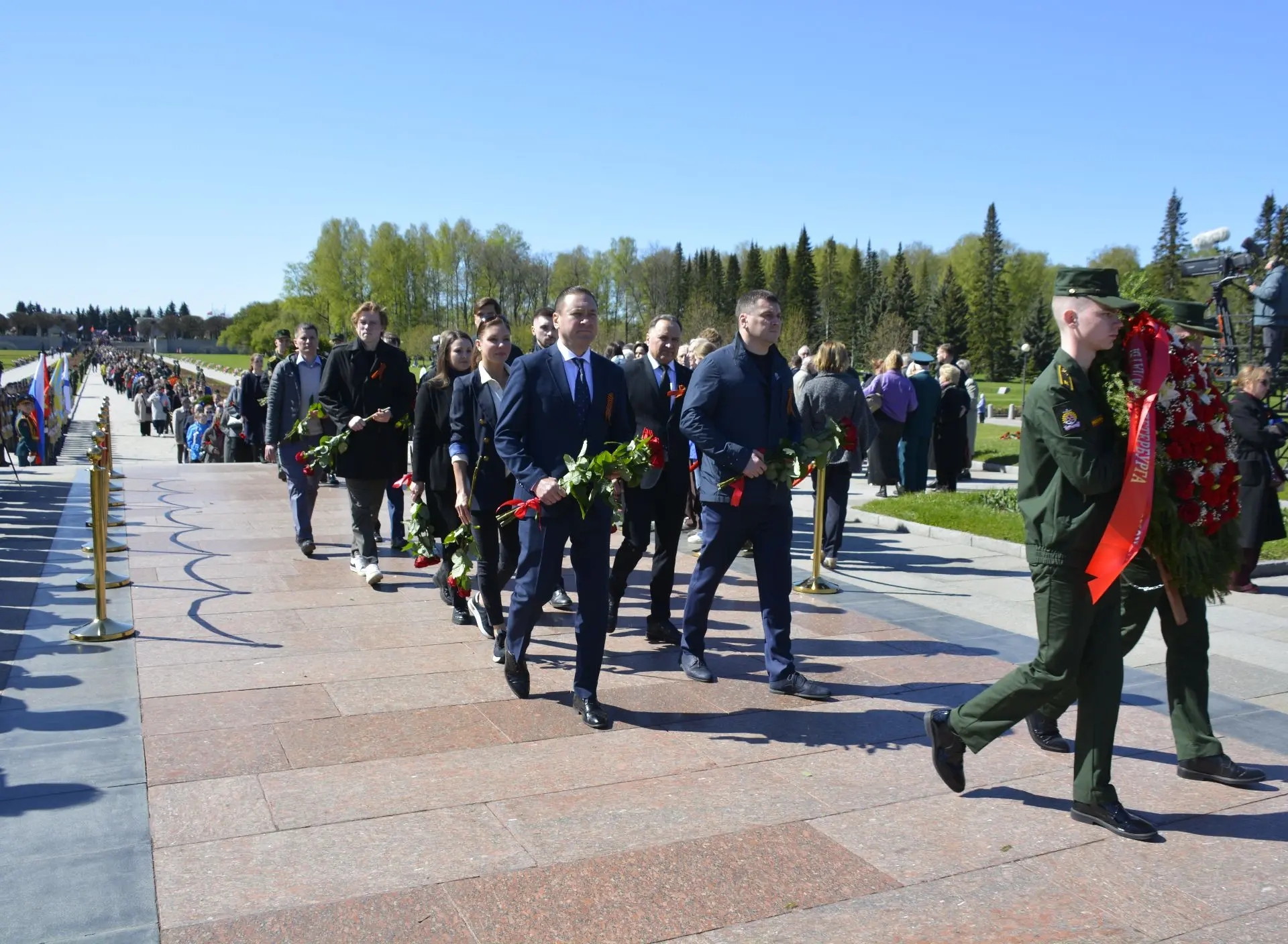 На Пискаревском мемориальном кладбище почтили память погибших во время Великой Отечественной войны