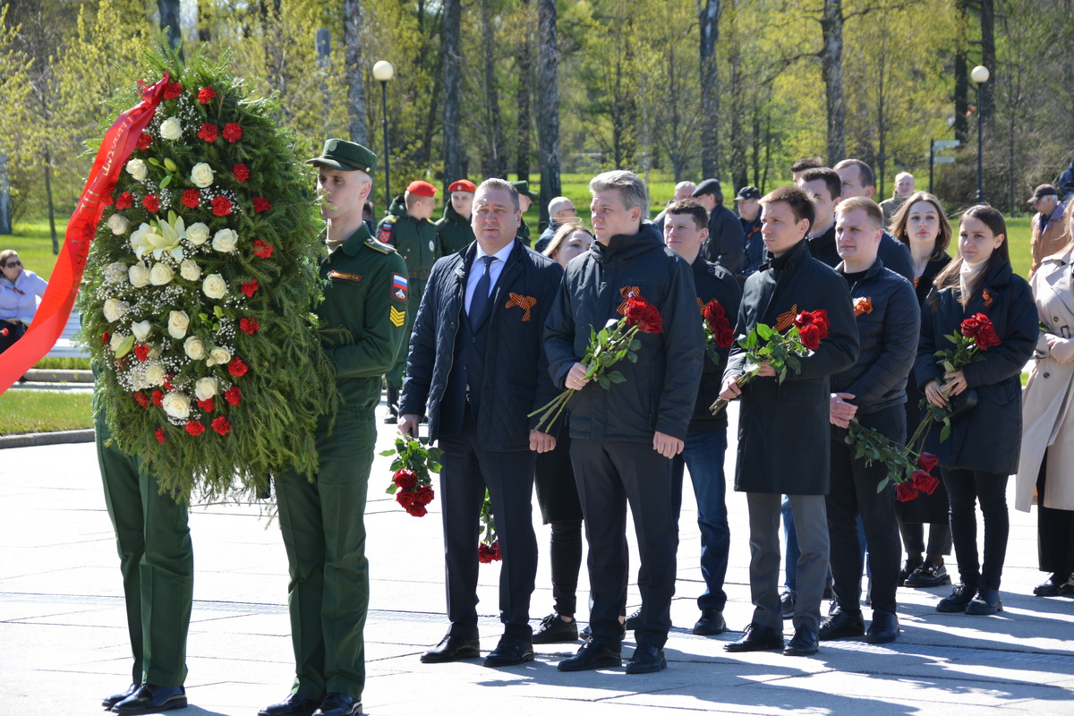  В преддверии Дня Победы на Пискаревском мемориальном кладбище почтили память погибших