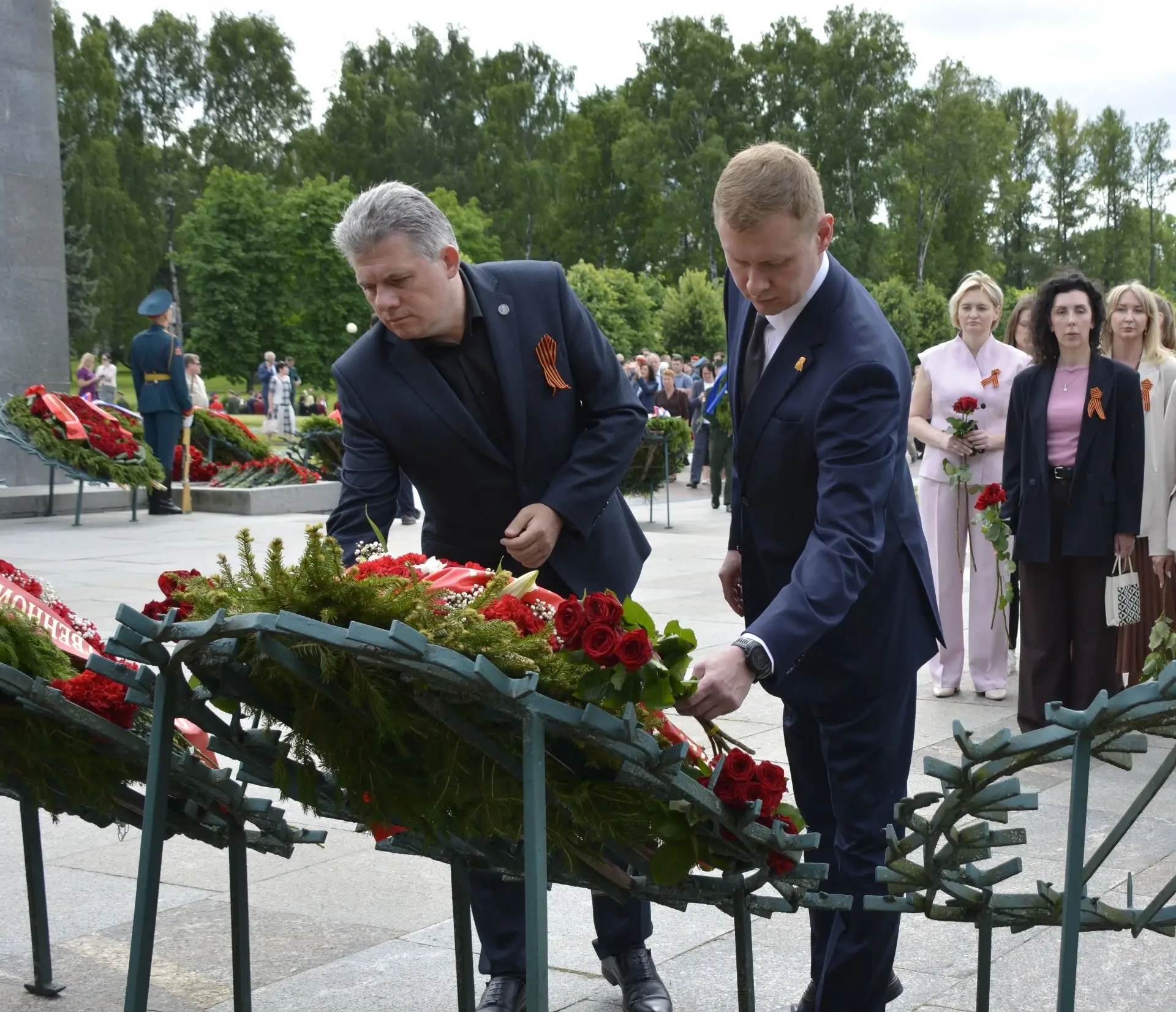На Пискаревском мемориальном кладбище Санкт-Петербурга состоялась торжественно-траурная церемония, посвященная Дню памяти и скорби
