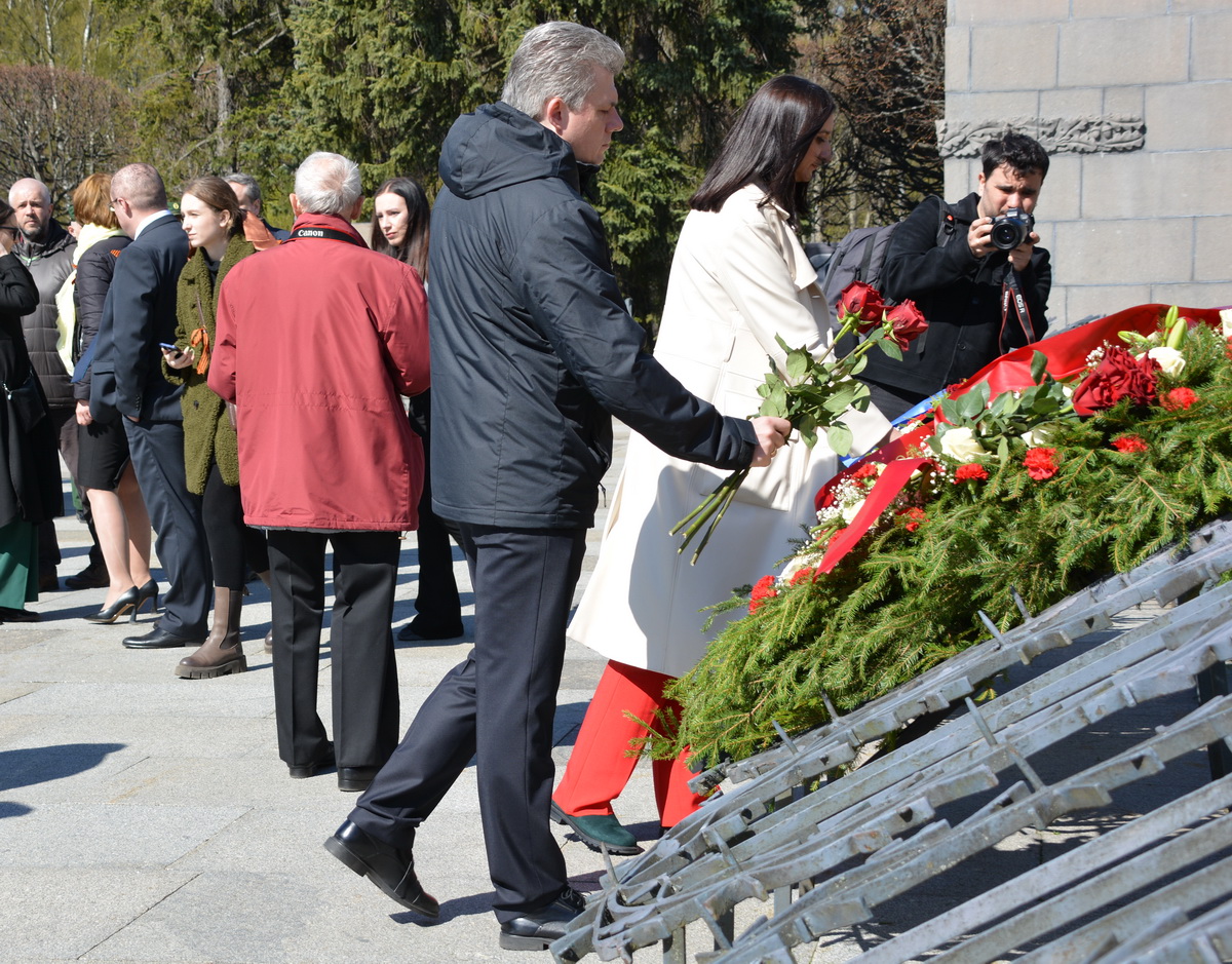 В преддверии Дня Победы на Пискаревском мемориальном кладбище почтили память погибших