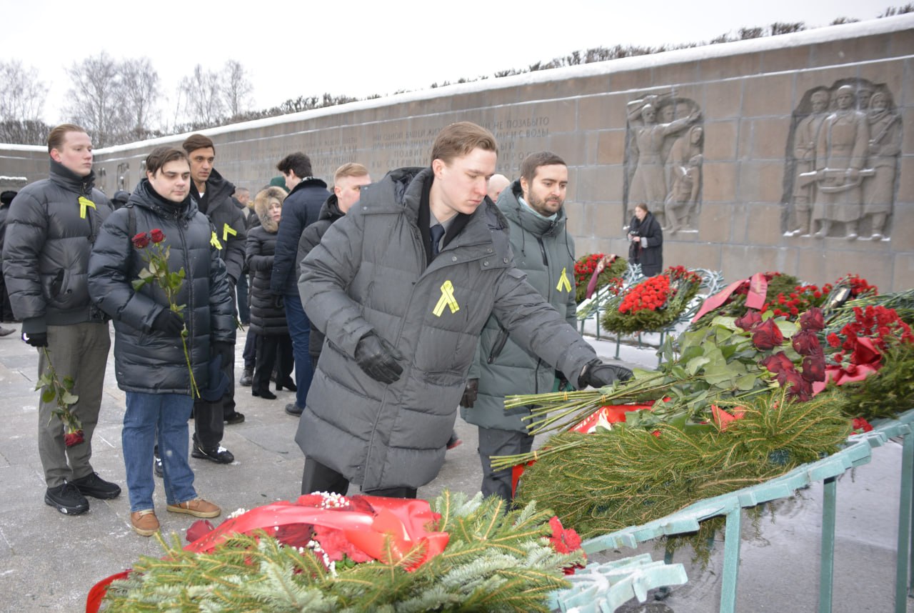 На Пискаревском мемориальном кладбище почтили память ленинградцев-блокадников